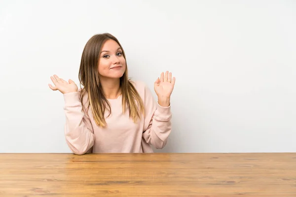 Ragazza Adolescente Tavolo Con Dubbi Con Espressione Faccia Confusa — Foto Stock