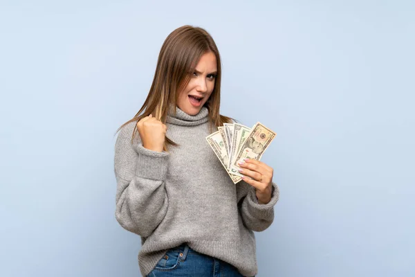 Ragazza Adolescente Con Maglione Sfondo Blu Isolato Prendendo Sacco Soldi — Foto Stock