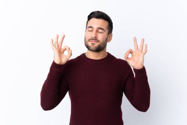 Sakallı, genç, yakışıklı, soyutlanmış, beyaz bir geçmişi var.