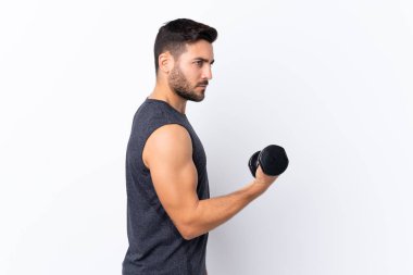 Sakallı, yakışıklı, soyutlanmış beyaz arka planı olan genç bir adam halter yapıyor.