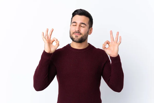 Jonge Knappe Man Met Baard Geïsoleerde Witte Achtergrond Zen Pose — Stockfoto