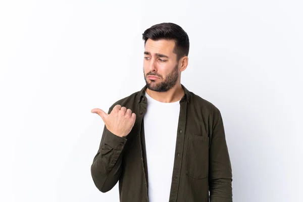 Joven Hombre Guapo Con Barba Sobre Fondo Blanco Aislado Infeliz — Foto de Stock