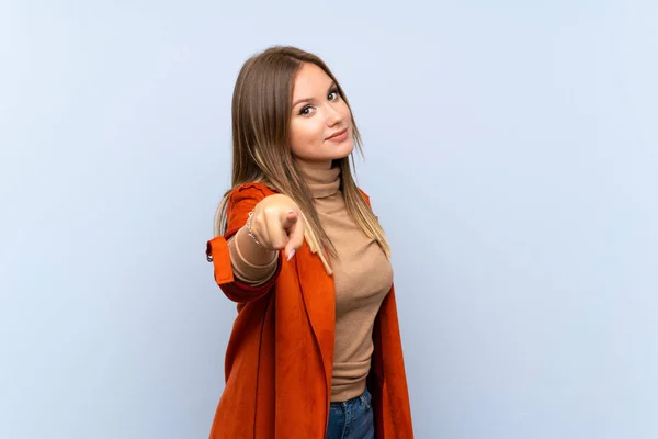 Adolescente Avec Manteau Sur Fond Bleu Isolé Pointe Doigt Vers — Photo