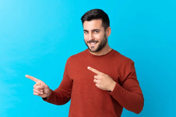 Joven Hombre Guapo Con Barba Sobre Fondo Azul Aislado Apuntando — Foto de Stock