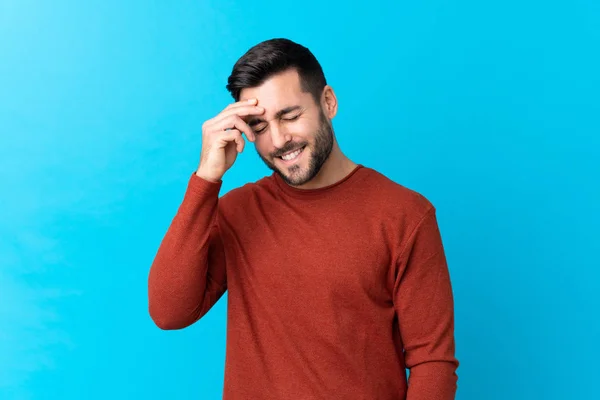 Junger Gutaussehender Mann Mit Bart Vor Isoliertem Blauem Hintergrund Lacht — Stockfoto