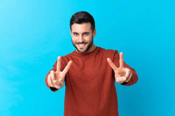 Jeune Homme Beau Avec Barbe Sur Fond Bleu Isolé Souriant — Photo