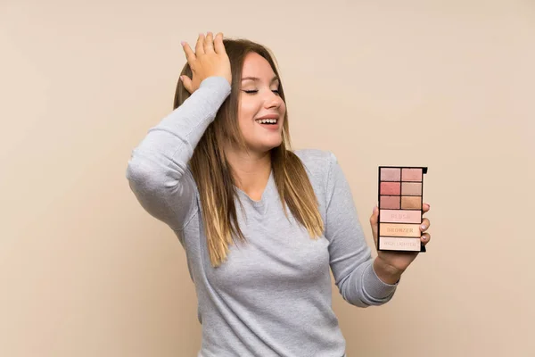 Menina Adolescente Com Paleta Maquiagem Sobre Fundo Isolado Percebeu Algo — Fotografia de Stock