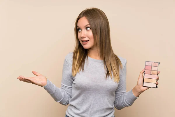 Chica Adolescente Con Paleta Maquillaje Sobre Fondo Aislado Con Expresión — Foto de Stock