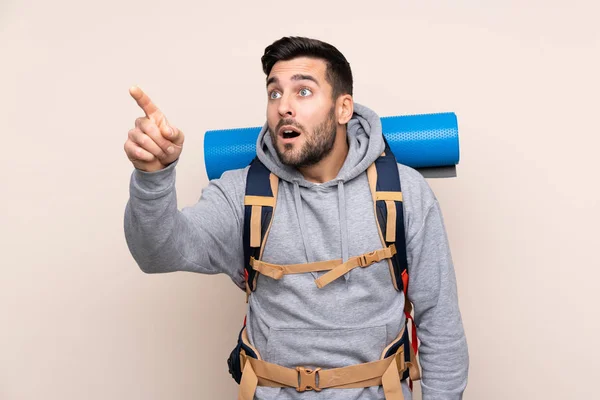 Jovem Montanhista Homem Com Uma Grande Mochila Sobre Fundo Isolado — Fotografia de Stock