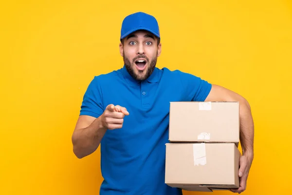 Repartidor Sobre Fondo Amarillo Aislado Sorprendido Apuntando Frente — Foto de Stock