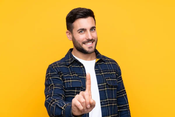 Joven Hombre Guapo Con Barba Sobre Fondo Amarillo Aislado Mostrando — Foto de Stock