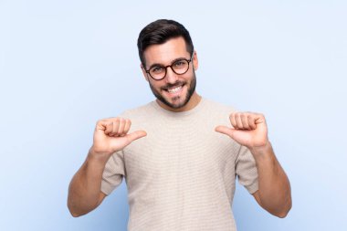 Sakallı, genç, yakışıklı, soyutlanmış, mavi bir geçmişi olan gururlu ve kendini beğenmiş bir adam.