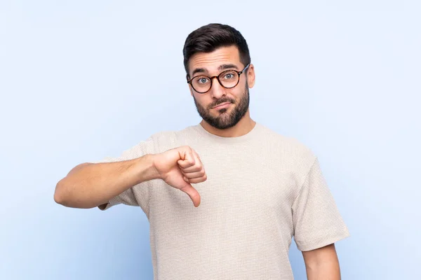 Jonge Knappe Man Met Baard Geïsoleerde Blauwe Achtergrond Met Duim — Stockfoto