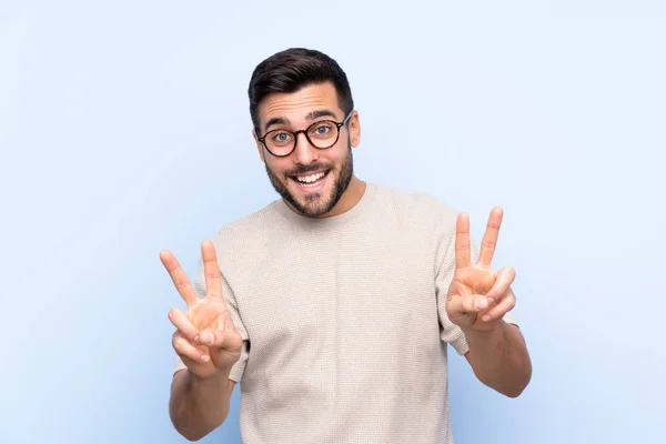 Jeune Homme Beau Avec Barbe Sur Fond Bleu Isolé Souriant — Photo