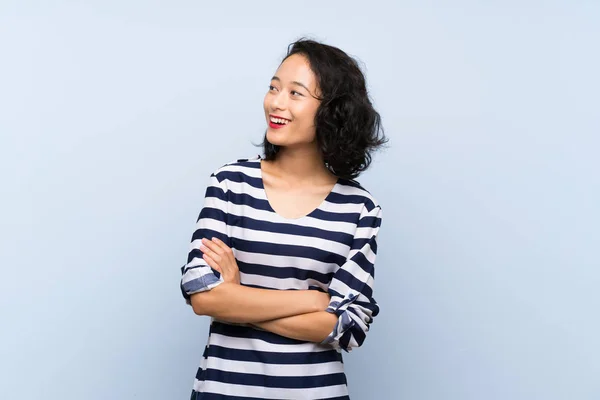 Asiático Jovem Mulher Sobre Isolado Azul Fundo Feliz Sorrindo — Fotografia de Stock