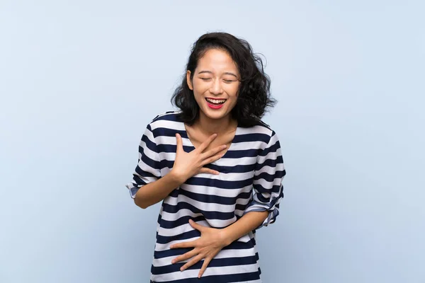 Asiático Jovem Mulher Sobre Isolado Fundo Azul Sorrindo Muito — Fotografia de Stock