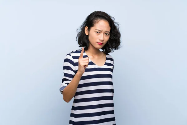 Asiatique Jeune Femme Sur Fond Bleu Isolé Frustré Pointant Vers — Photo