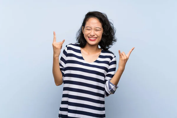 Asiatique Jeune Femme Sur Fond Bleu Isolé Faisant Geste Rock — Photo