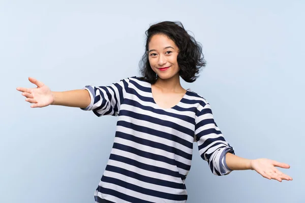 Asiática Jovem Mulher Sobre Isolado Fundo Azul Apresentando Convidando Para — Fotografia de Stock