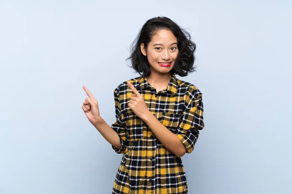 Asiatique Jeune Femme Sur Fond Bleu Isolé Effrayé Pointant Vers — Photo