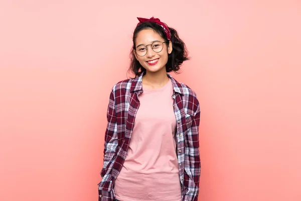 Asiatische Junge Frau Über Isolierten Rosa Hintergrund Mit Brille Und — Stockfoto