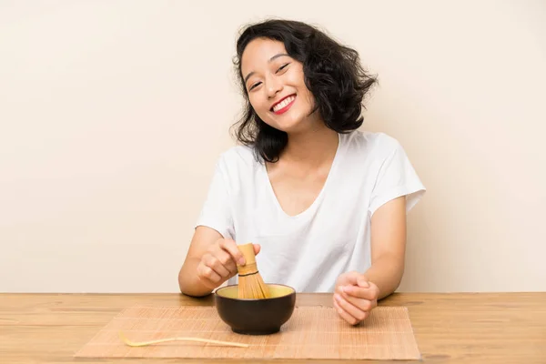 Молодая азиатка с чайным маття — стоковое фото