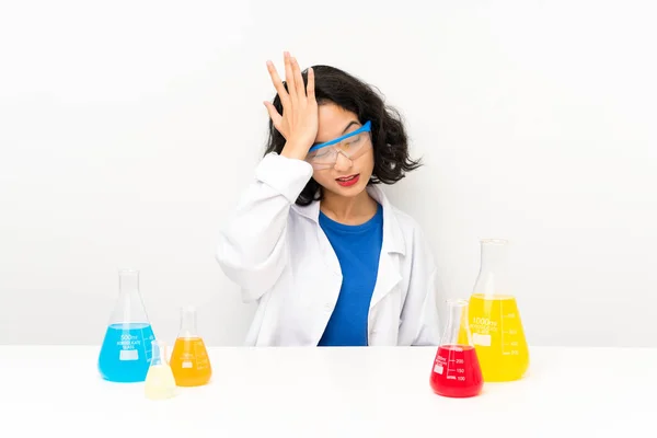 Jovem Científico Ásia Menina Ter Dúvidas Com Confundir Rosto Expressão — Fotografia de Stock