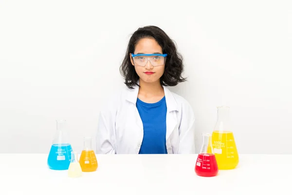 Jovem Científica Asiática Menina Triste — Fotografia de Stock