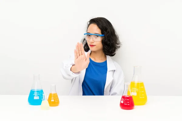 Jovem Científica Asiática Menina Fazendo Parar Gesto Com Mão — Fotografia de Stock