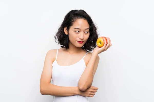 Ασιάτης/ισσα νεαρή γυναίκα με ένα μήλο πάνω από απομονωμένο λευκό φόντο — Φωτογραφία Αρχείου