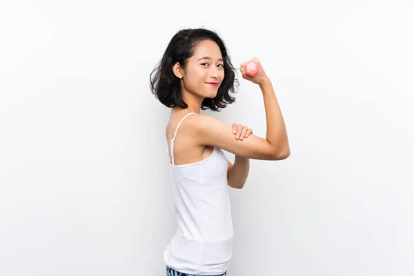 Joven chica asiática haciendo levantamiento de pesas sobre fondo aislado — Foto de Stock