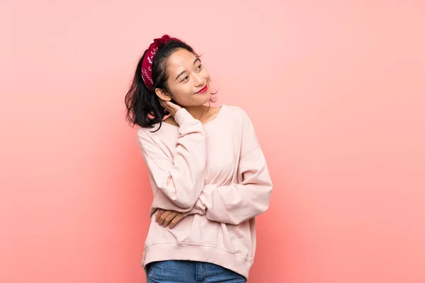 Asiatische Junge Frau Über Isolierten Rosa Hintergrund Denken Eine Idee — Stockfoto