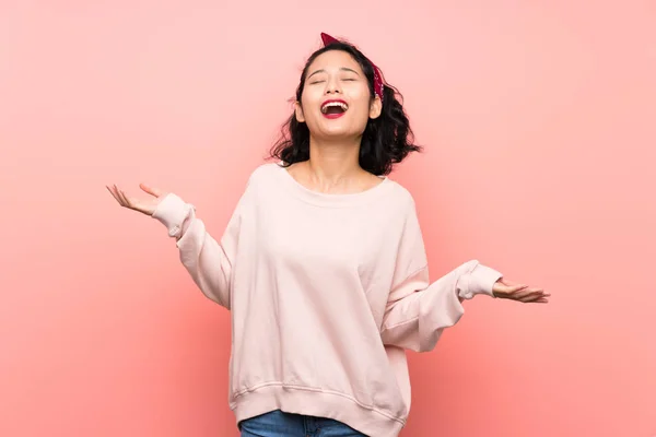 Asiático Jovem Mulher Sobre Isolado Rosa Fundo Sorrindo Muito — Fotografia de Stock