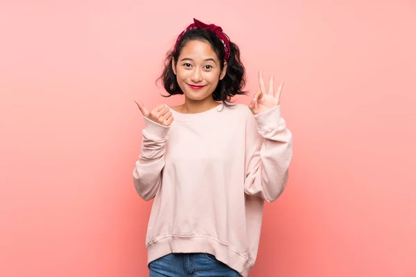 Asiático Jovem Mulher Sobre Isolado Rosa Fundo Mostrando Sinal Polegar — Fotografia de Stock