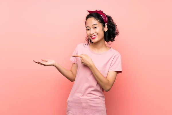 Asiática Joven Mujer Sobre Aislado Rosa Fondo Celebración Copyspace Imaginario —  Fotos de Stock