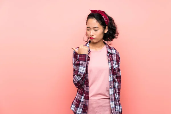 고립된 분홍색 배경을 아시아의 여성은 불행하게 — 스톡 사진