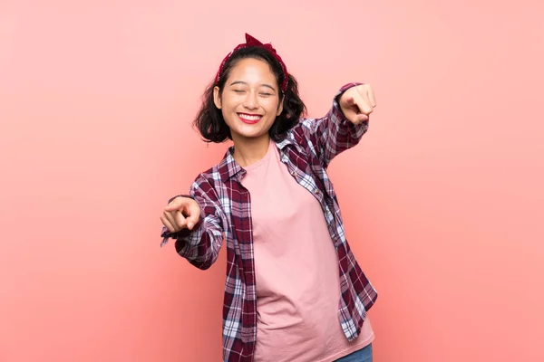 Asiático Jovem Mulher Sobre Isolado Rosa Fundo Aponta Dedo Para — Fotografia de Stock