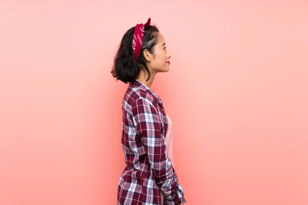 Azji Młoda Kobieta Odizolowanym Różowym Tle Pozycji Bocznej — Zdjęcie stockowe