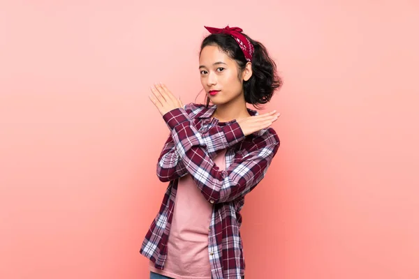 Asiatische Junge Frau Über Isoliertem Rosa Hintergrund Macht Keine Geste — Stockfoto