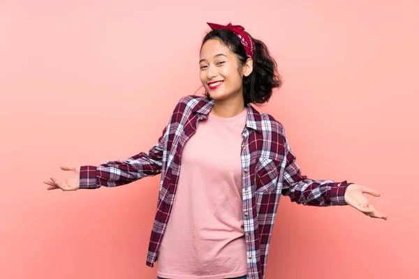 Asiático Jovem Mulher Sobre Isolado Rosa Fundo Sorrindo — Fotografia de Stock