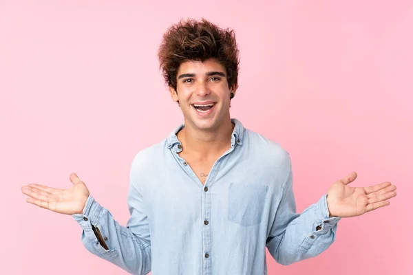 Joven Hombre Caucásico Con Camisa Jean Sobre Fondo Rosa Aislado —  Fotos de Stock