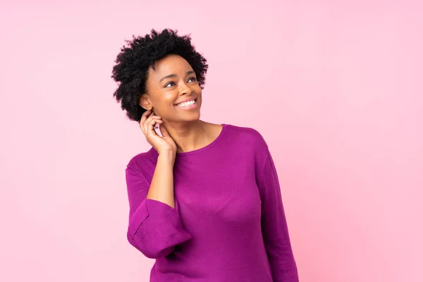 Mujer Afroamericana Sobre Fondo Rosa Aislado Pensando Una Idea —  Fotos de Stock