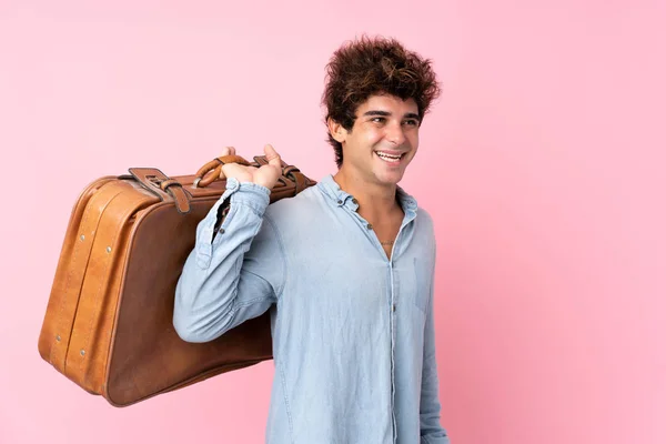 Joven Hombre Caucásico Sobre Fondo Rosa Aislado Sosteniendo Maletín Vintage — Foto de Stock