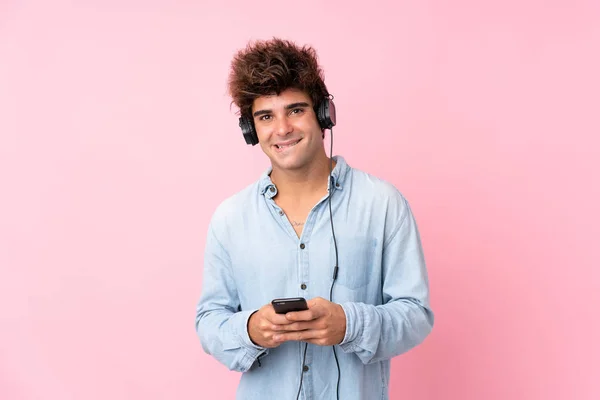 Молодий Білий Чоловік Над Ізольованим Рожевим Тлом Допомогою Мобільного Телефону — стокове фото