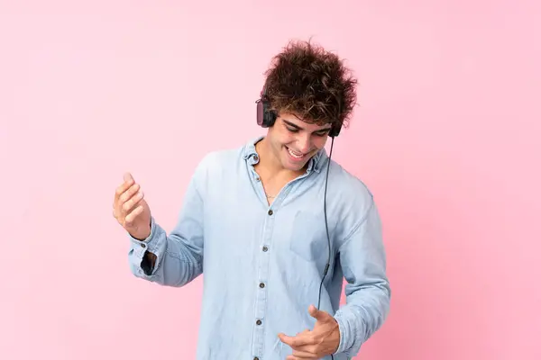 Joven Hombre Caucásico Sobre Fondo Rosa Aislado Usando Móvil Con —  Fotos de Stock