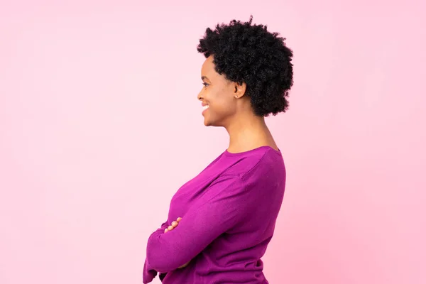 Mulher Afro Americana Sobre Fundo Rosa Isolado Posição Lateral — Fotografia de Stock