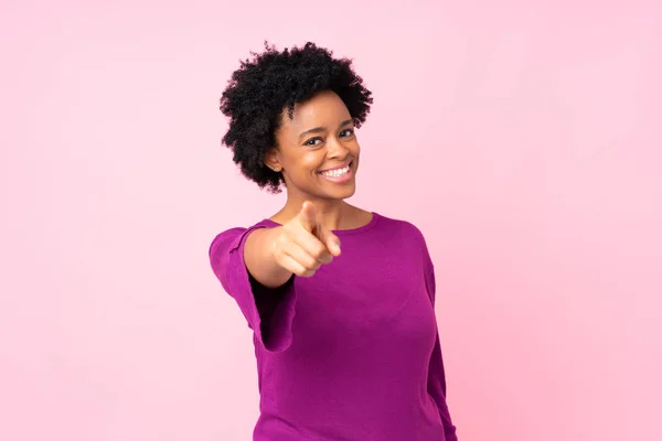 Africano Americano Mulher Sobre Isolado Rosa Fundo Aponta Dedo Para — Fotografia de Stock