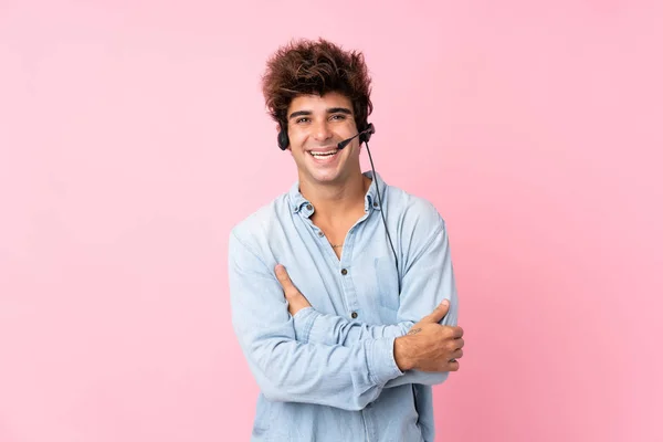 Joven Hombre Caucásico Sobre Fondo Rosa Aislado Trabajando Con Auriculares —  Fotos de Stock