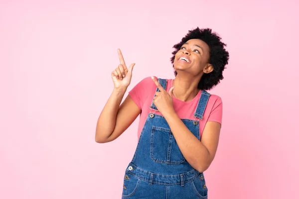 Африканська Американка Накладками Ізольованому Рожевому Фоні Вказує Вказівним Пальцем Чудова — стокове фото