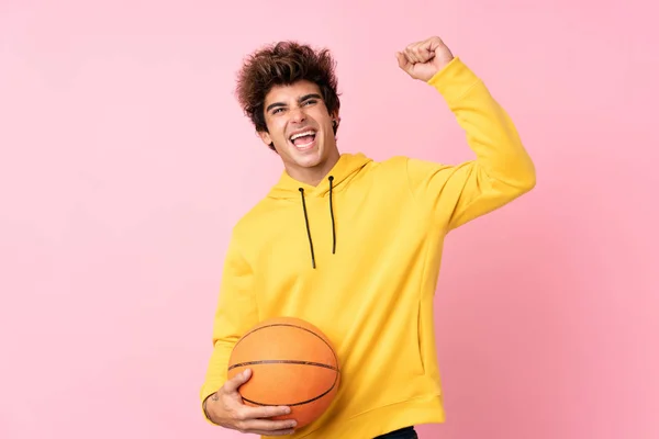 Молодий Білий Чоловік Над Ізольованим Рожевим Тлом Ячем Баскетболу — стокове фото